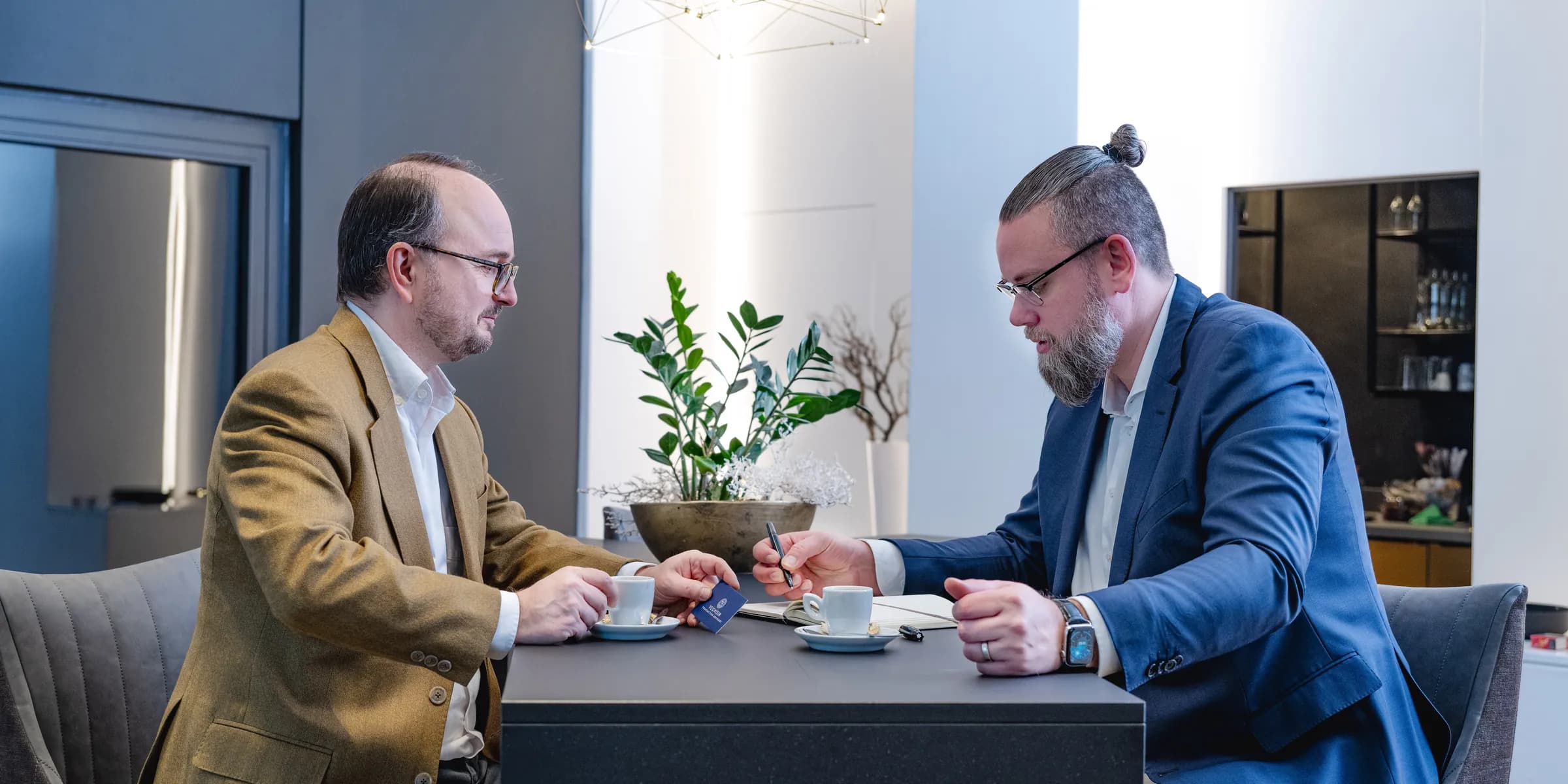 Arbeitssitzung zu zweit am Tisch