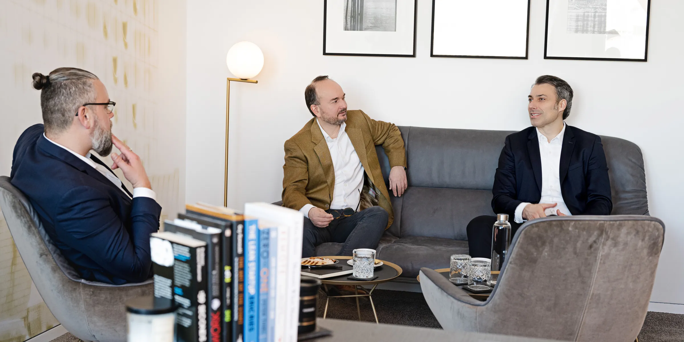 Conversazione a tre nella lounge