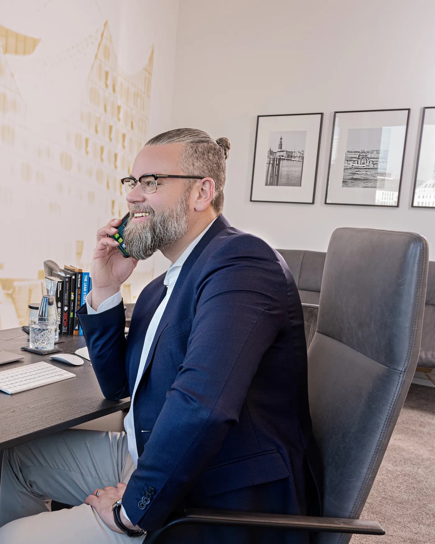 Mark C. Reinold am Schreibtisch in seinem Hamburger Büro